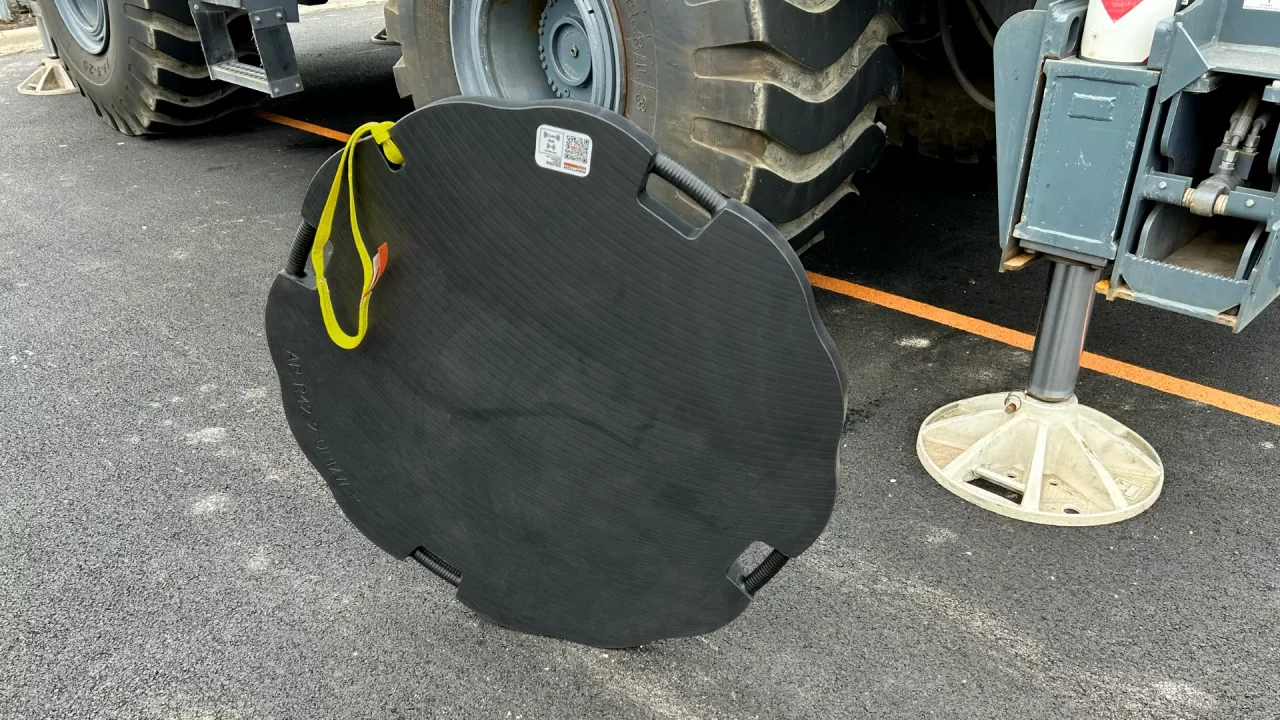 raptor tech area plus outrigger pad features a scalloped edge for better roll control, lifting lanyard, and embedded technology
