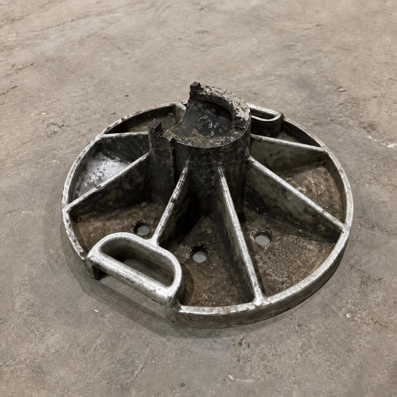 Flotador del estabilizador de una grúa dañado antes de la reparación