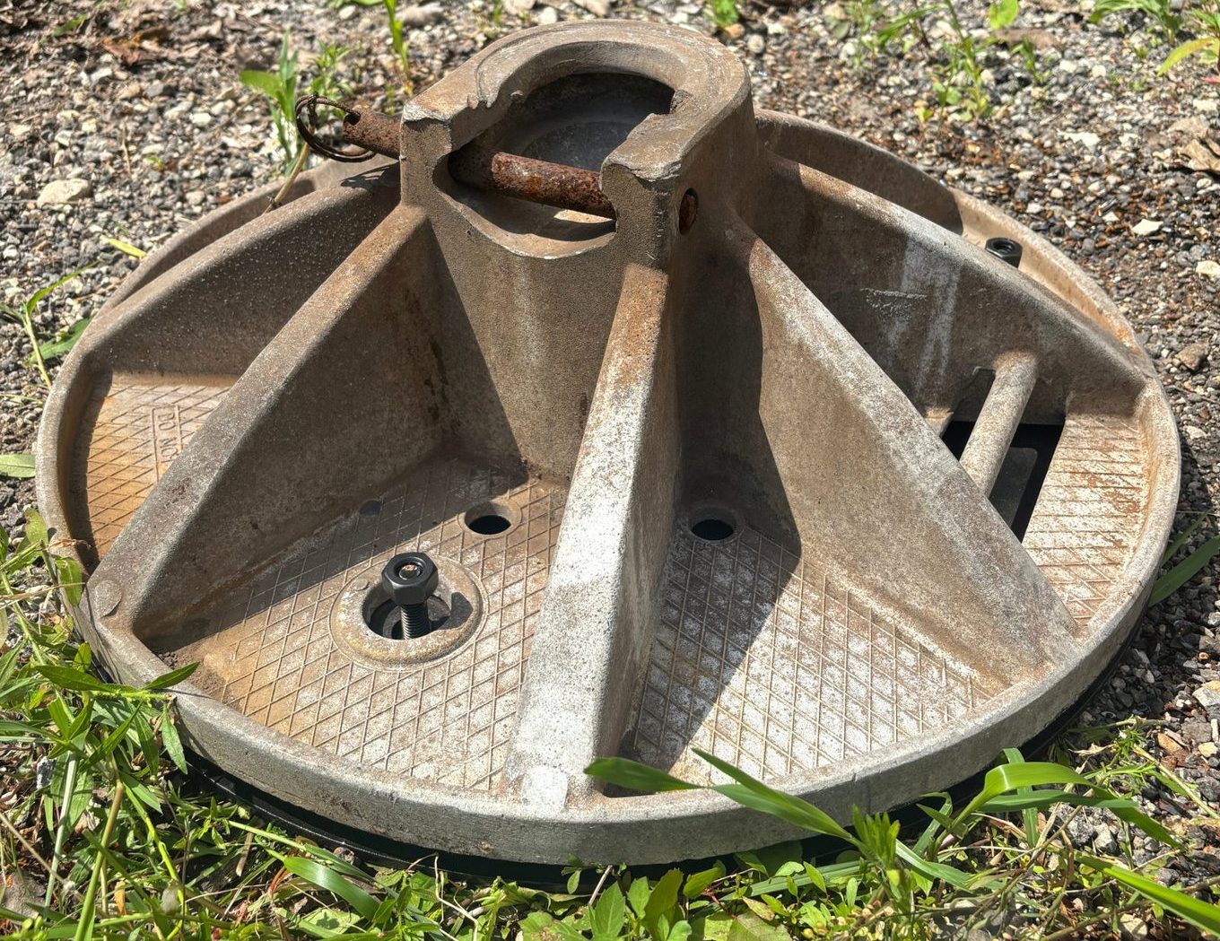 Aluminum outrigger float with the Raptor Tech magnetic adaptor plate bolted to its underside